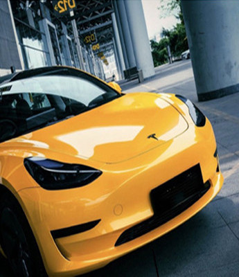 O envoltório amarelo do vinil do carro do brilho da folha de bordo metálica mantém a pintura longe dos riscos