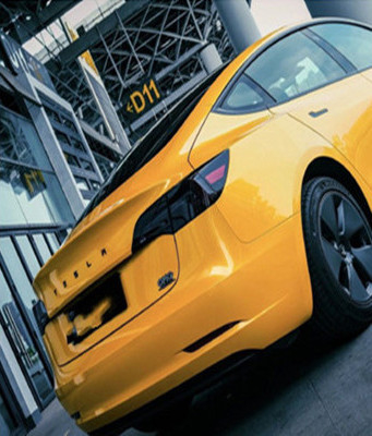 O envoltório amarelo do vinil do carro do brilho da folha de bordo metálica mantém a pintura longe dos riscos