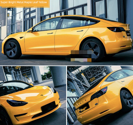 O envoltório amarelo do vinil do carro do brilho da folha de bordo metálica mantém a pintura longe dos riscos
