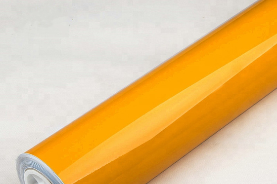 Envoltório resistente UV removível do vinil do envoltório amarelo metálico lustroso do carro