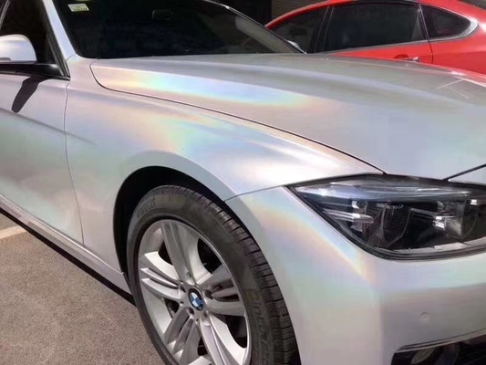 O carro branco colorido do brilho do laser envolve o filme calandrado polimérico do vinil