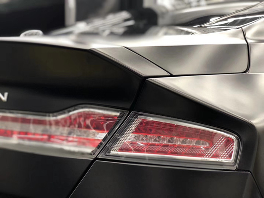 Os couros crus livres da bolha preta de Matte Car Vinyl Wrap Removable riscam metálico